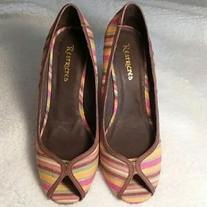 Restricted peep toe wedges